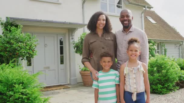 Πορτρέτο Του Χαμογελαστού Οικογένεια Στέκεται Έξω Από Σπίτι Μαζί Πυροβόλησε — Αρχείο Βίντεο