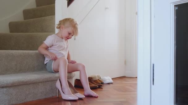 Rekaman Gadis Kecil Yang Cantik Mengenakan Sepatu Hak Tinggi Dewasa — Stok Video