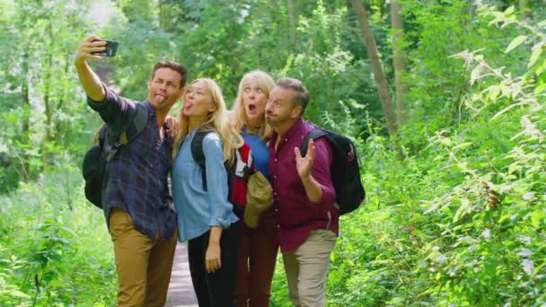 Group Friends Taking Photos Posing Selfie Mobile Phone Hike Countryside — Stock videók