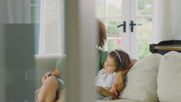 Daughter Sitting Sofa Home Reading Book Mother Who Yawns Show — Vídeo de Stock