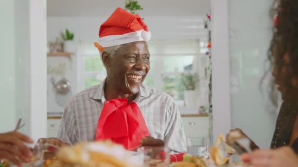 Multi Generation Family Santa Hats Enjoying Eating Christmas Meal Home — Stockvideo