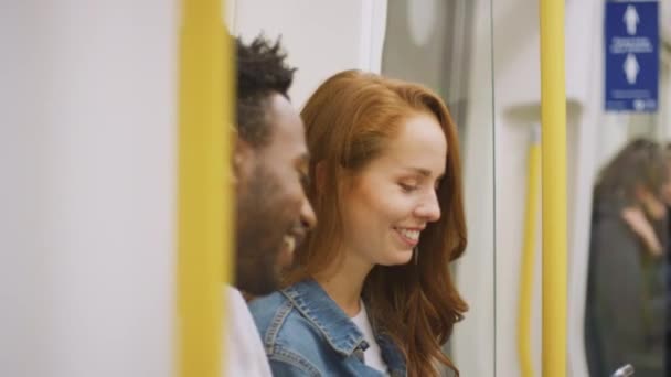 벌목꾼이나 력있는 사람들 미디어를 지하철을 도시를 여행하면서 동작으로 핸드폰 — 비디오