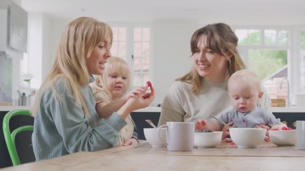 Gleichgeschlechtliches Paar Frühstückt Hause Mit Tochter Und Baby Zeitlupe Gedreht — Stockvideo