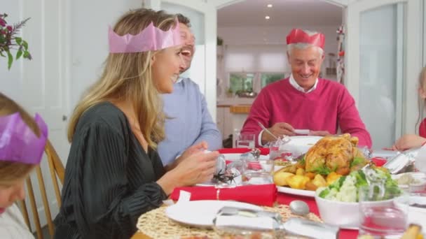 Multi Generation Family Paper Hats Reading Christmas Cracker Jokes Whilst — Stockvideo