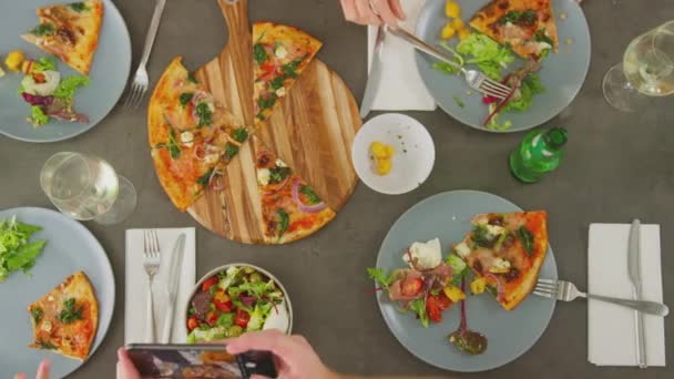 Overhead View Friends Italian Restaurant Eating Pizza Together Taking Picture — Wideo stockowe