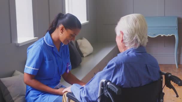 Senior Man Thuis Rolstoel Gesprek Met Vrouwelijke Zorgverlener Uniform Doet — Stockvideo