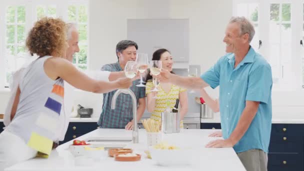 Grupo Amigos Idosos Multiculturais Reunião Férias Verão Para Bebidas Apartamento — Vídeo de Stock