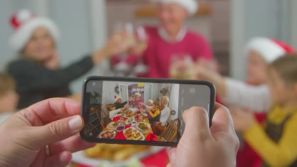 Pov Знімки Людини Яка Фотографує Багатопоколінний Сімейний Обід Різдво Мобільному — стокове відео