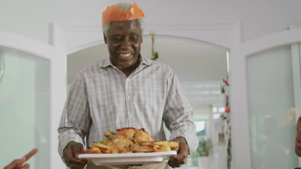 Abuelo Llevando Pavo Comedor Como Familia Varias Generaciones Sientan Comer — Vídeos de Stock