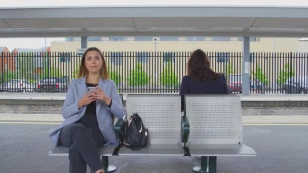 Twee Zakenvrouwen Pendelen Naar Het Werk Wachten Trein Station Platform — Stockvideo