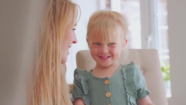 Filmaufnahmen Der Schönen Jungen Mutter Und Tochter Gespräch Miteinander — Stockvideo