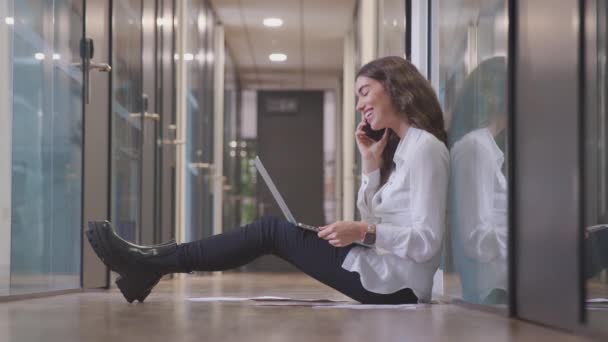 Young Businesswoman Sitting Floor Corridor Modern Office Working Laptop Talking — Stock video