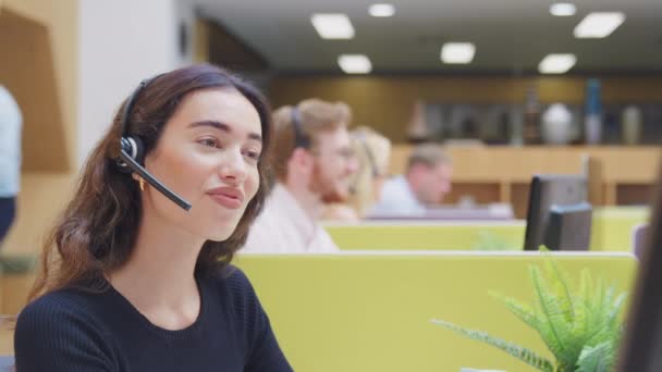 Camera Tracks Screen Showing Businesswoman Wearing Wireless Headset Microphone Sitting — 图库视频影像