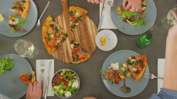 Overhead View Friends Italian Restaurant Eating Pizza Together Taking Selfies — Vídeos de Stock
