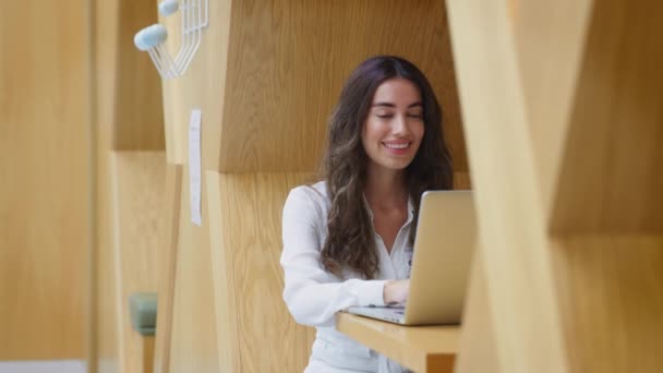 Young Businesswoman Sitting Workspace Pod Modern Office Using Laptop Shot — Vídeo de Stock