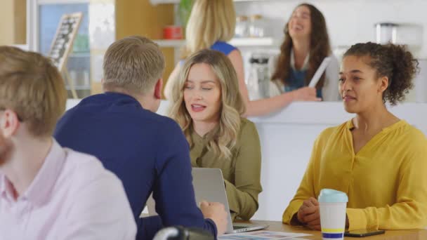 Gruppe Von Geschäftskollegen Beim Informellen Treffen Tisch Büro Café Aufgenommen — Stockvideo