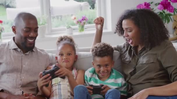 Eltern Spielen Videospiel Mit Kindern Die Hause Auf Dem Sofa — Stockvideo