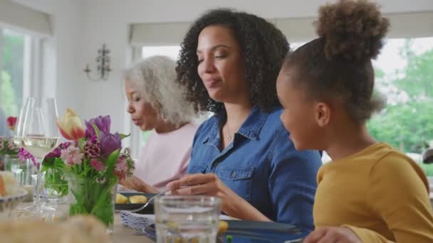 Weibliche Mehrgenerationenfamilie Sitzt Hause Tisch Und Genießt Das Gemeinsame Essen — Stockvideo