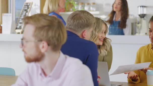 Gruppe Von Geschäftskollegen Beim Informellen Treffen Tisch Büro Café Aufgenommen — Stockvideo