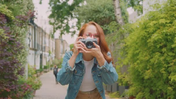 Молодая Женщина Городе Делает Фото Цифровую Камеру Разместить Социальных Сетях — стоковое видео
