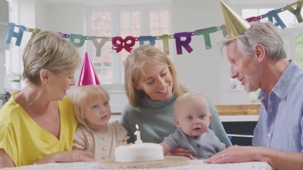 Reunião Familiar Várias Gerações Casa Para Celebrar Primeiro Aniversário Neto — Vídeo de Stock