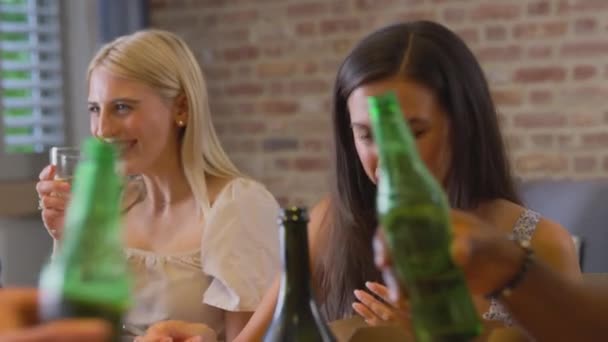 Grupo Multicultural Amigos Disfrutando Cerveza Comida Para Llevar Casa Juntos — Vídeos de Stock