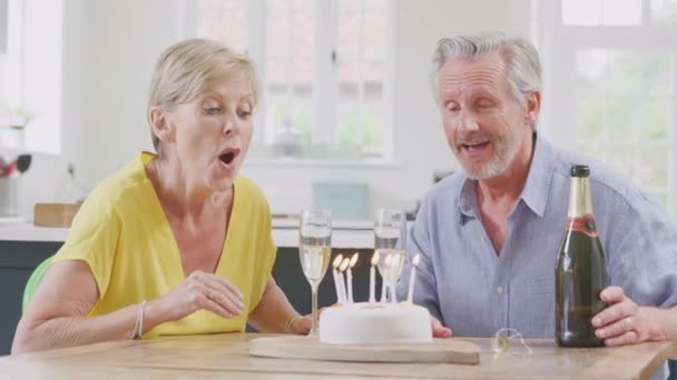 Senior Vrouw Blaast Kaarsen Uit Taart Vieren Verjaardag Met Glas — Stockvideo
