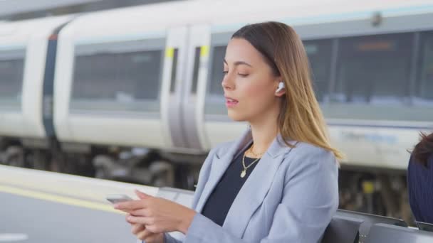 Businesswoman Earbuds Commuting Work Waiting Train Railway Platform Listening Music — Stok video