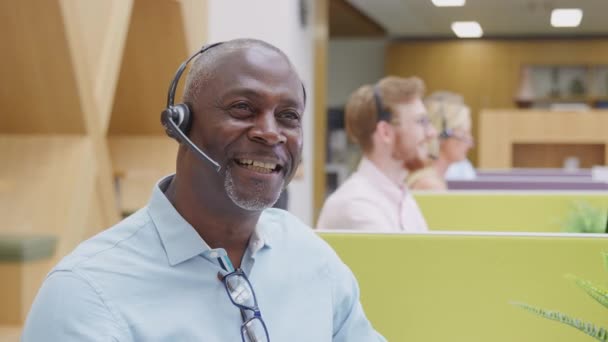 Camera Tracks Screen Showing Mature Businessman Wearing Wireless Headset Microphone — 图库视频影像