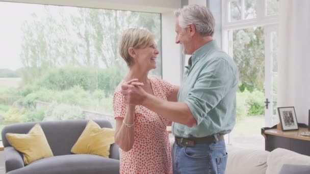 Romantik Emekli Çift Yavaş Çekimde Öpüşmeden Önce Salonda Dans Ediyorlar — Stok video