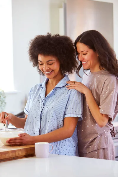 Älskar Samma Kön Kvinnliga Par Bär Pyjamas Göra Morgon Pannkakor — Stockfoto