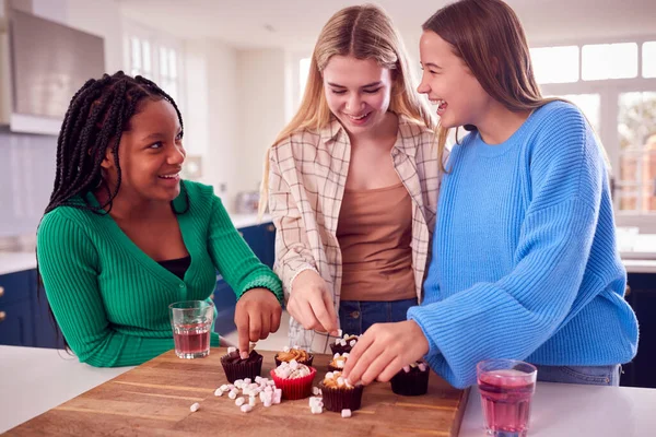 Grupo Garotas Adolescentes Comendo Divertindo Brincando Com Cupcakes Cozinha Casa — Fotografia de Stock