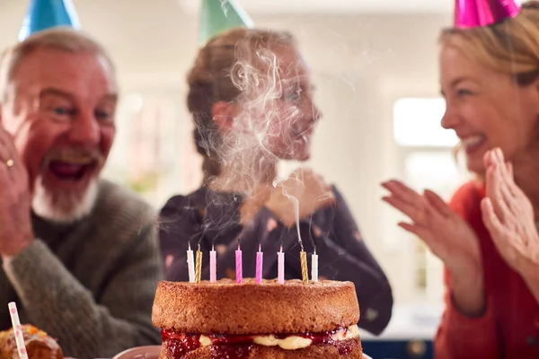 Abuelos Con Nieta Celebrando Cumpleaños Con Fiesta Casa Juntos —  Fotos de Stock