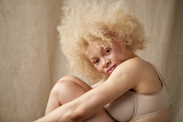 Stüdyo Çekimi Giyen Albino Kadın Vücut Pozitifliği Koltukta Oturuyor — Stok fotoğraf