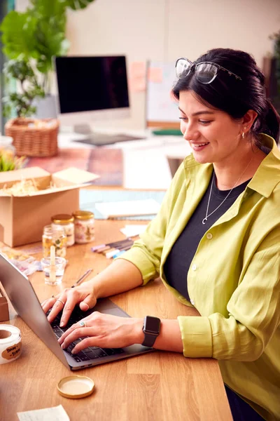 Mulher Executando Negócios Line Fazendo Velas Boutique Casa Trabalhando Laptop — Fotografia de Stock