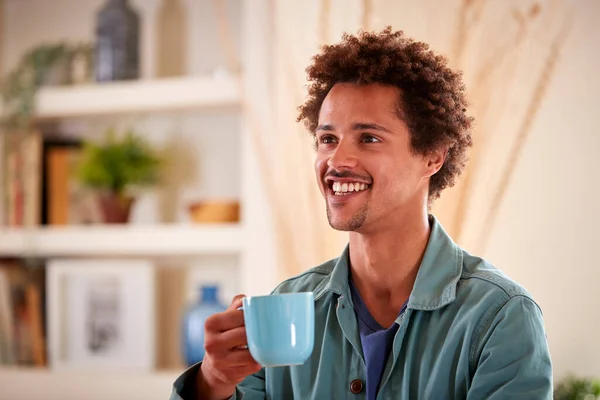 Leende Man Avslappnande Hemma Sitter Vid Bordet Med Varm Dryck — Stockfoto