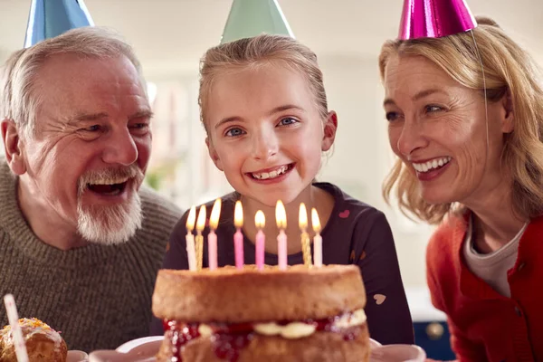 Grands Parents Avec Petite Fille Célébrant Anniversaire Avec Fête Maison — Photo