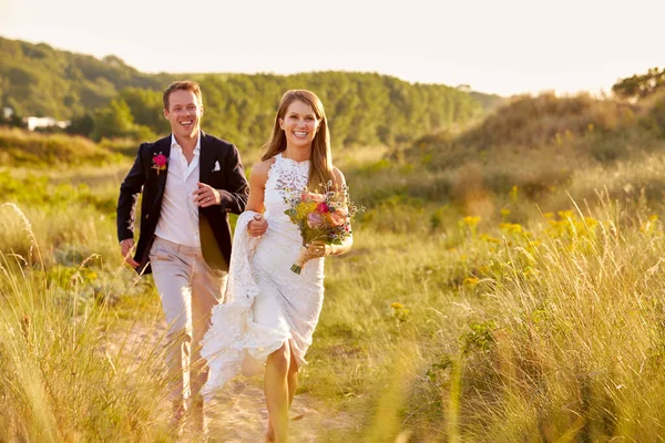 Casal Casado Romântico Comemorando Casamento Praia Correndo Dunas Juntos — Fotografia de Stock