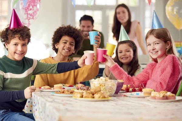 両親や友人と一緒に家でパーティーで誕生日を祝う女の子の肖像 — ストック写真