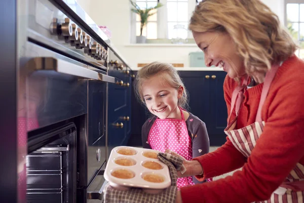 Großmutter Und Enkelin Nehmen Frisch Gebackene Cupcakes Aus Dem Ofen — Stockfoto