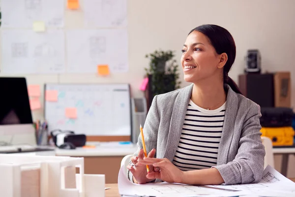 Arquitecta Femenina Trabajando Oficina Con Modelo Escritorio Estudiando Planes Para — Foto de Stock