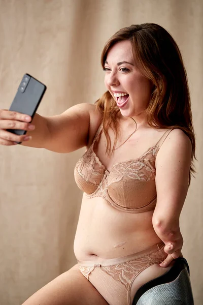 Studio Skott Kropp Positiv Kvinna Med Protes Lem Underkläder Tar — Stockfoto