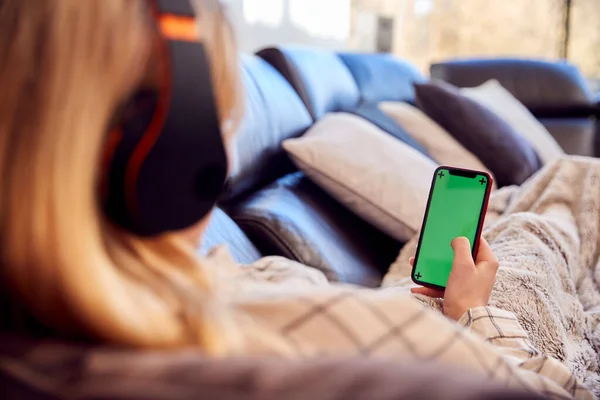 Tonårstjej Ligger Soffan Bär Trådlösa Hörlurar Ångande Innehåll Från Mobiltelefon — Stockfoto