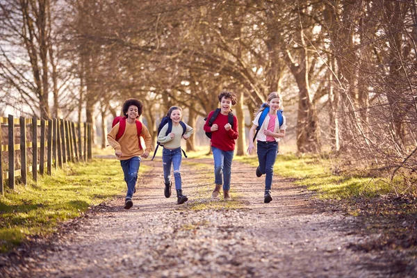 Retrato Niños Con Mochilas Escolares Aire Libre Corriendo Largo Pista —  Fotos de Stock