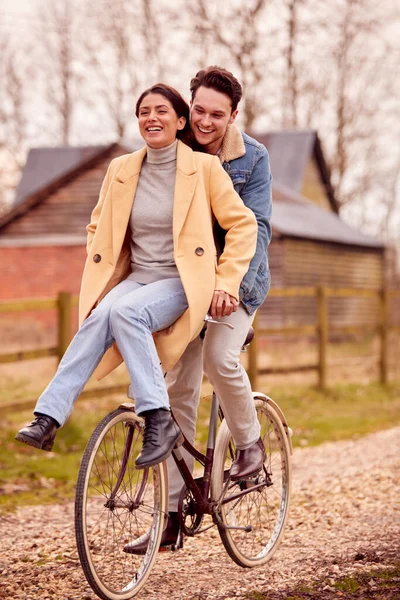 Liebendes Transgender Paar Mit Frau Fahrradlenker Herbst Oder Winter Auf — Stockfoto