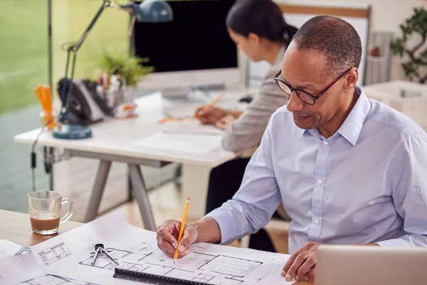 Architetti Maschi Femmine Che Lavorano Ufficio Alle Scrivanie Sui Piani — Foto Stock