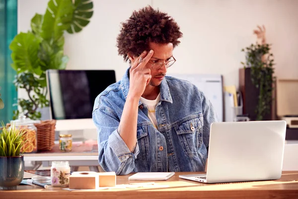 Seriöser Mann Der Online Geschäft Betreibt Und Hause Boutique Kerzen — Stockfoto