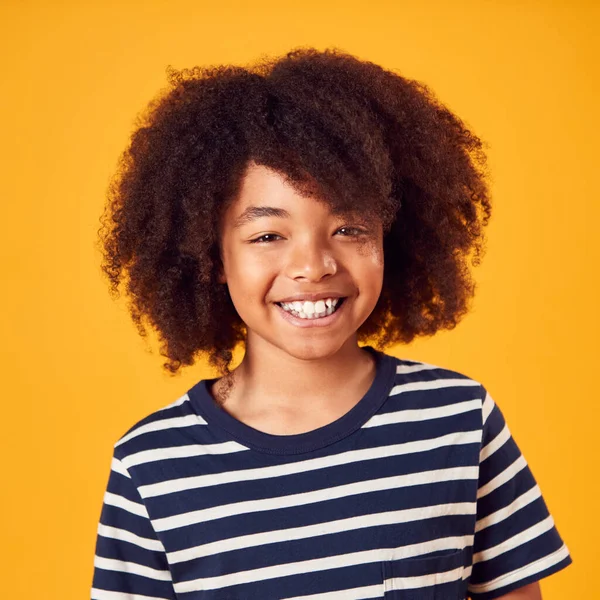 Studioporträt Eines Lächelnden Jungen Vor Gelbem Hintergrund — Stockfoto