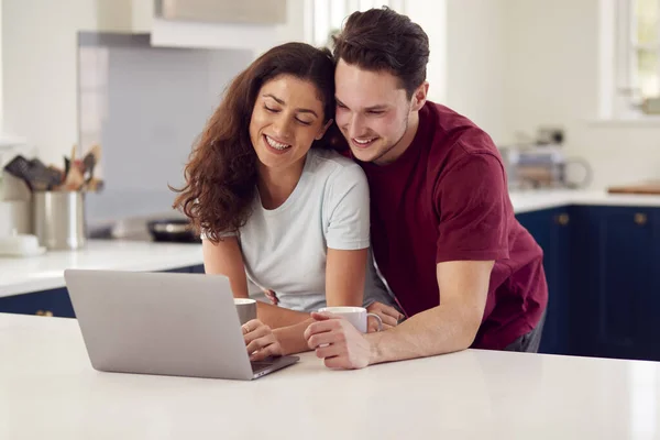 Amando Casal Transexual Casa Juntos Olhando Para Laptop Balcão Cozinha — Fotografia de Stock