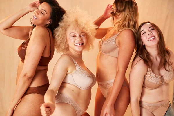 Grupp Olika Kvinnor Vänner Med Protes Lem Underkläder Främja Kropp — Stockfoto